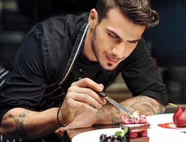 Ο Ακης Πετρετζίκης έφτιαξε ομελέτα χωρίς αβγά και το Twitter «τρελάθηκε» (φώτο)